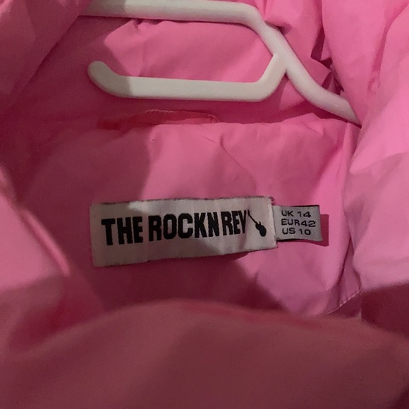 PrettyLittleThing pink reflective cropped puffer - Picture 3 of 4